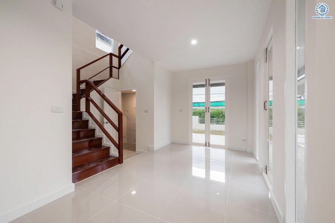 บ้านมือสองตกแต่งใหม่ โครงการ ปารวีร์ เพชรเกษม63 เนื้อที่ 82.4 ตร.ว. ฟังก์ชัน 3 ห้องนอน 4 ห้องน้ำ 1 ห้องแม่บ้าน 2 ที่จอดรถ บนพื้นที่ใช้สอย 244.52 ตร.ม. ทำเลศักยภาพ เชื่อมต่อหลายเส้นทาง ใกล้เดอะมอลล์บางแค จุดขึ้นทางด่วน "พระราม2" และรถไฟฟ้าสายสีน้ำเงิน "สถานีหลักสอง"